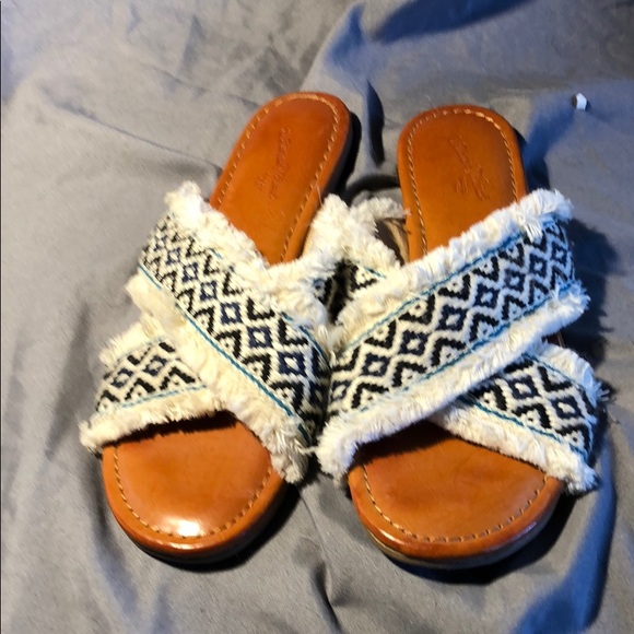 Universal Threads size 6 sandal - Picture 2 of 3